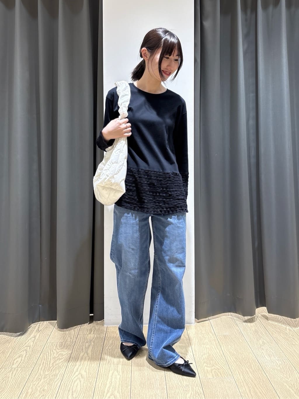 Yoshimiさんの「INDIVI｜【洗える／レイヤードにおすすめ】シャーリングレース ロングTシャツ」を使ったコーディネート