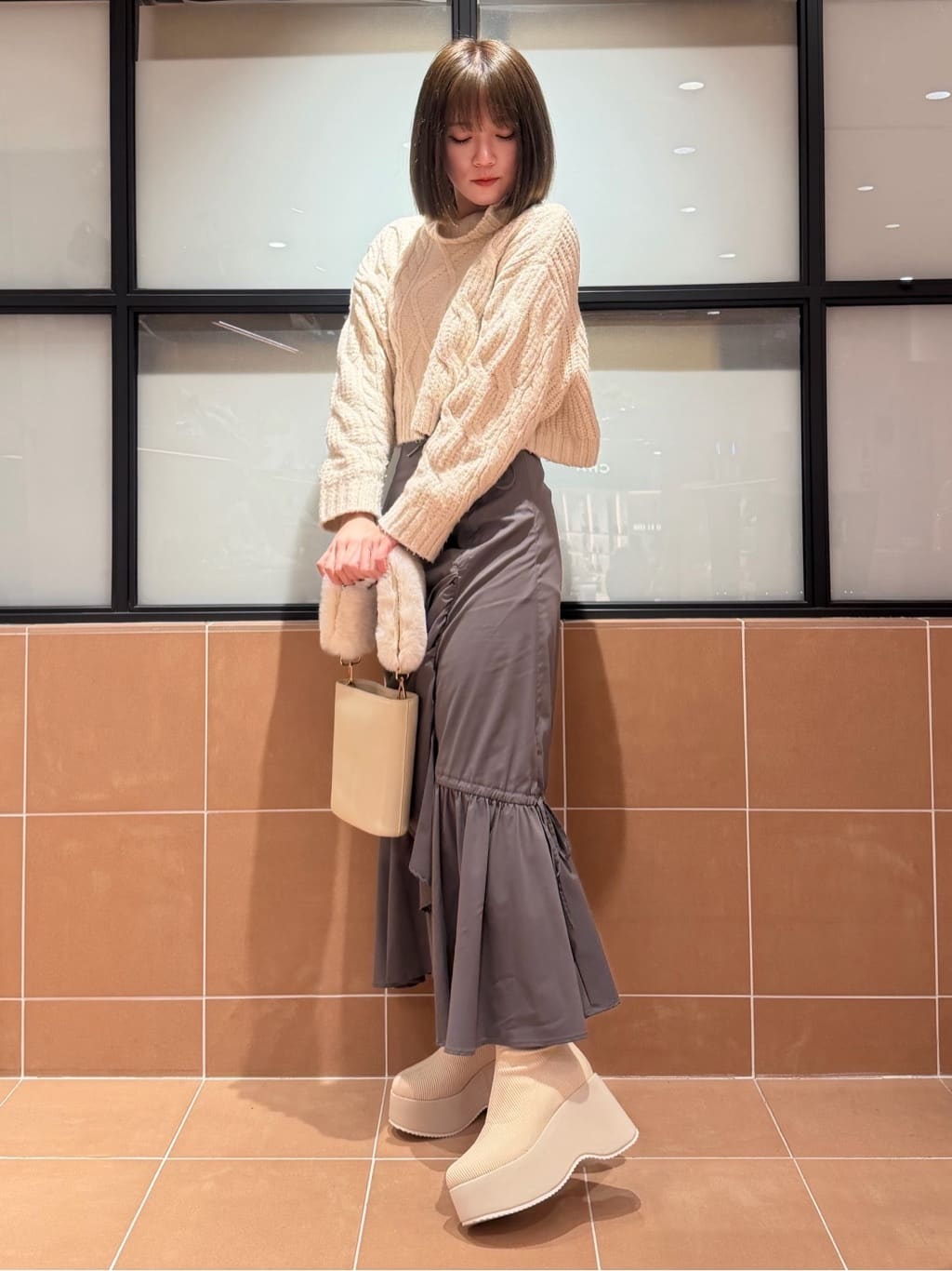 マナミさんの「ESPERANZA｜フェイクファーハンドル3WAYミニショルダーバッグ」を使ったコーディネート