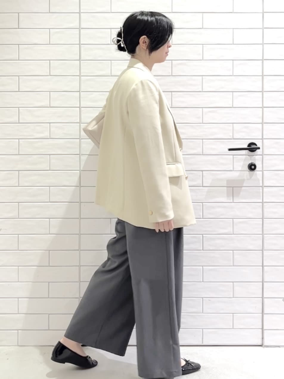 しおりさんの「OPAQUE.CLIP｜金ボタンダブルブレストテーラードジャケット／セットアップ対応【洗える】」を使ったコーディネート