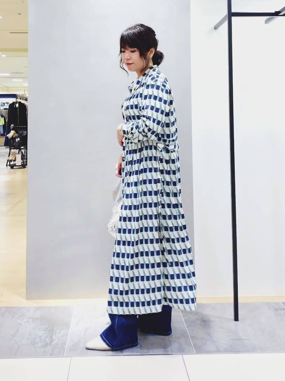 TOMOMIさんの「INDIVI｜【洗える／2WAY】ベルト付き ジオメトリック柄 シャツワンピース」を使ったコーディネート