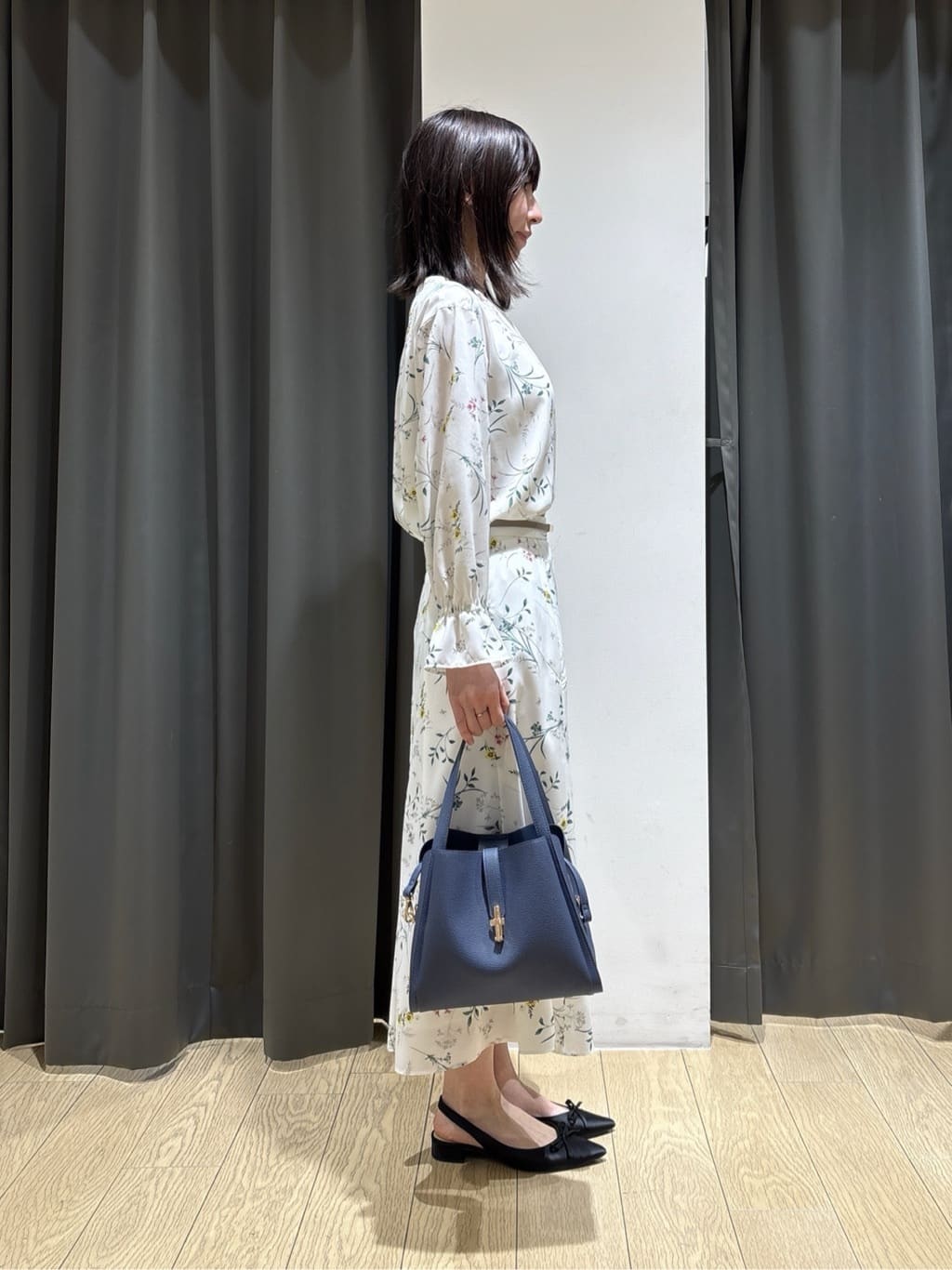 Yoshimiさんの「INDIVI｜【SETUP可能】モダンフラワー柄フレアスカート」を使ったコーディネート