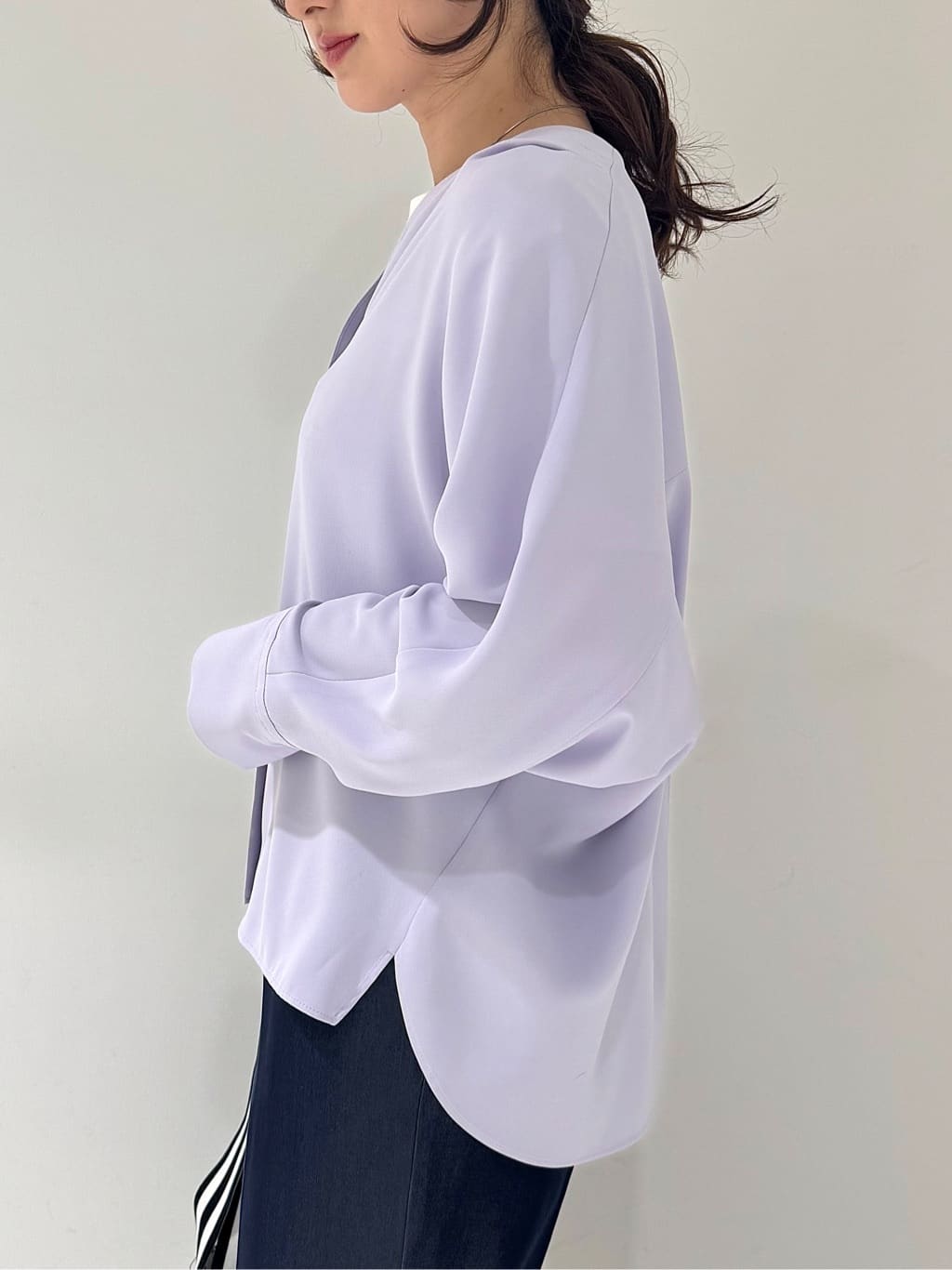 そんさんの「INDIVI｜【洗える／UVケア／マットサテン】Vネックドルマンスリーブブラウス」を使ったコーディネート