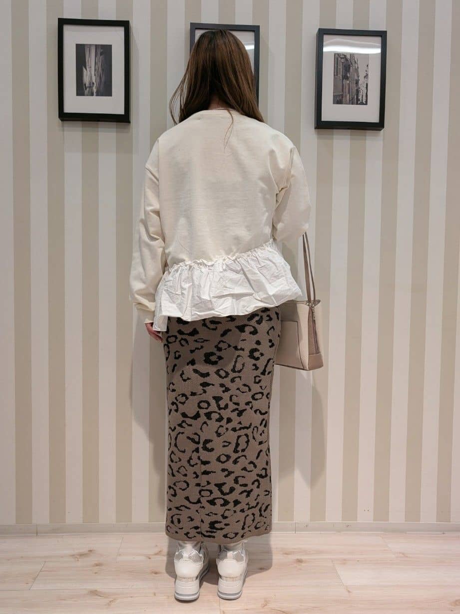 otaさんの「SHOO･LA･RUE｜【洗濯機可】ほんのり甘い アシンメトリーフリルの上品トップス」を使ったコーディネート