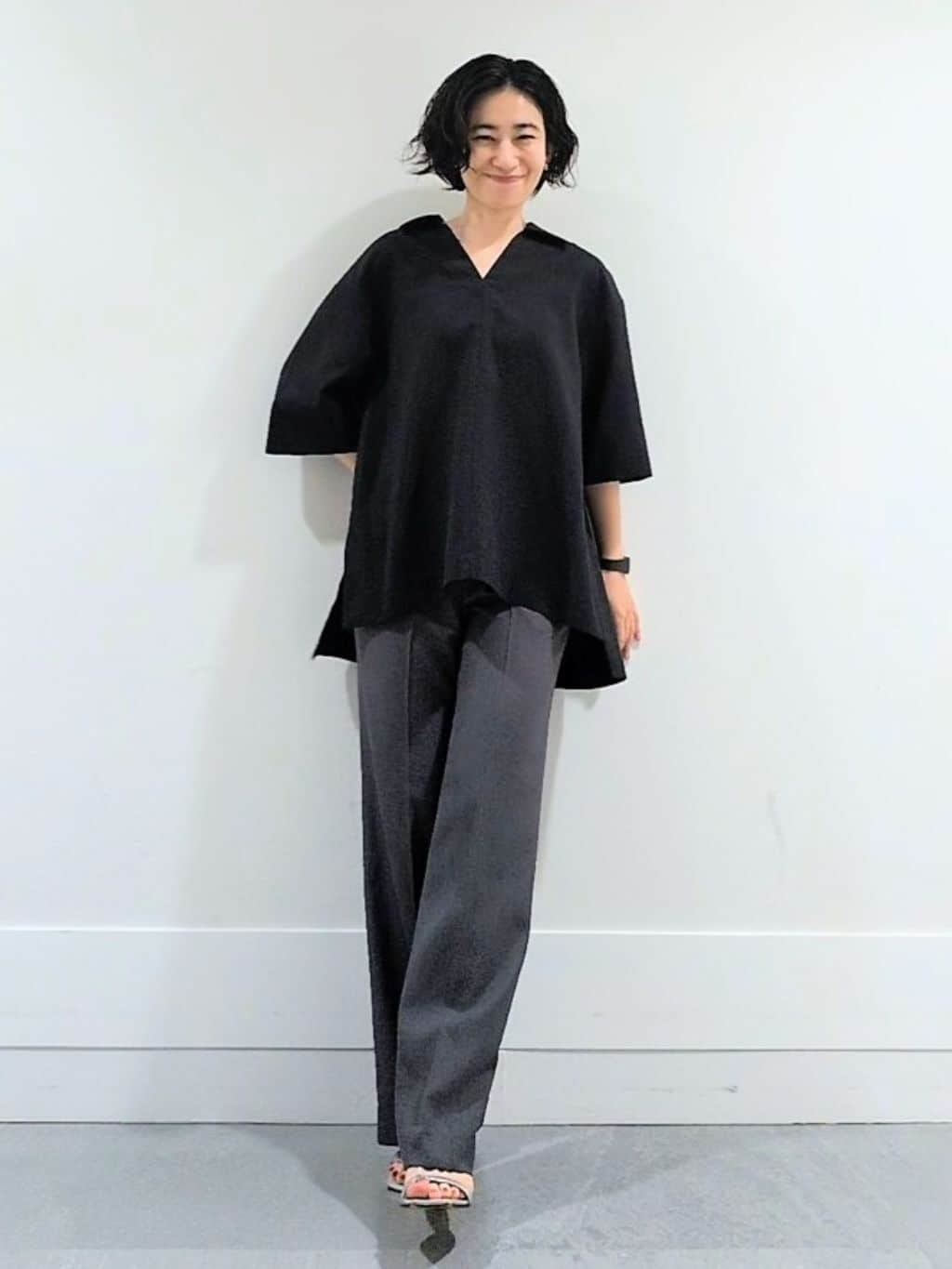 ミズタさんの「UNTITLED｜【UVカット/接触冷感/吸水速乾/ゆったり】V開きネックシャツ」を使ったコーディネート