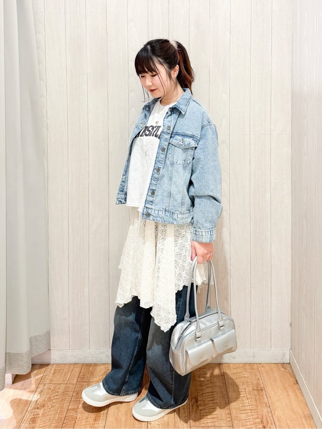 愛さんの「SHOO･LA･RUE｜【SHOO・LA・RUE DENIM】羽織るだけでこなれる　オーバーサイズデニムジャケット」を使ったコーディネート