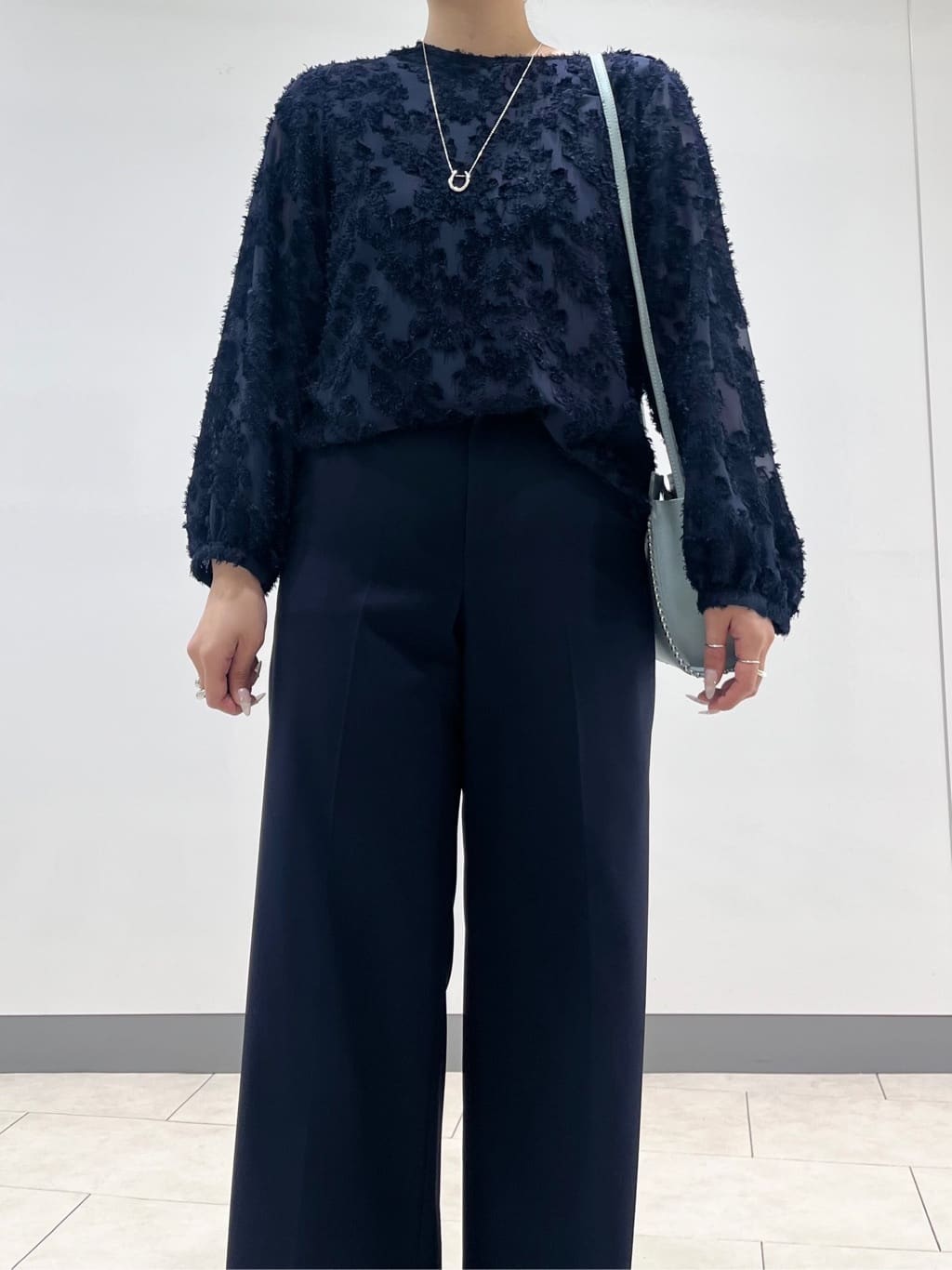 hasuさんの「INDIVI｜【花粉付着防止／撥水／UVケア】名品トレンチコート」を使ったコーディネート