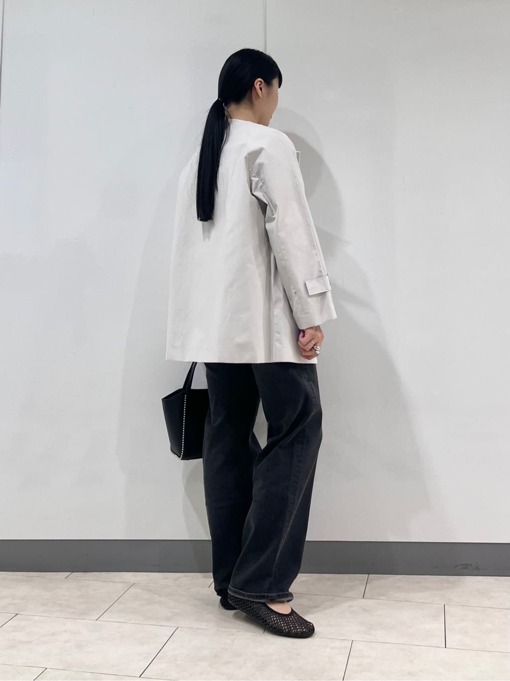 hasuさんの「INDIVI｜【撥水/軽量】ミドル丈 ミニマルトレンチコート」を使ったコーディネート
