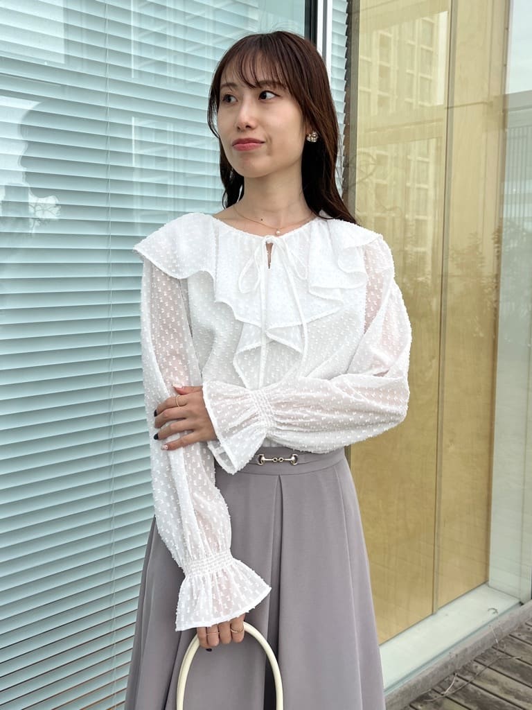 はばさんの「Couture brooch｜【撥水・洗える】ハーフ トレンチコート」を使ったコーディネート