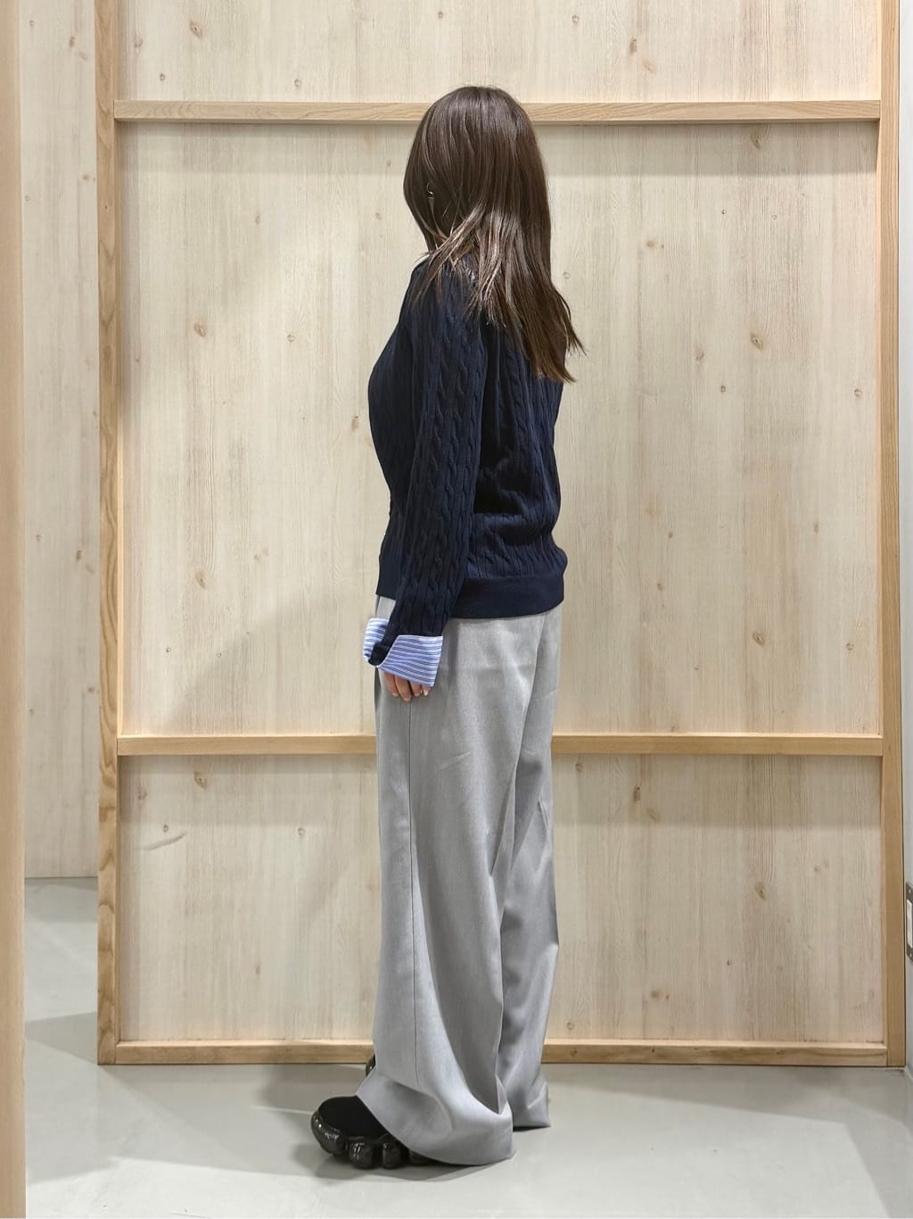 nanaさんの「THE SHOP TK｜【1枚でスタイル決まる】シャツレイヤード風 襟付ケーブルニット」を使ったコーディネート