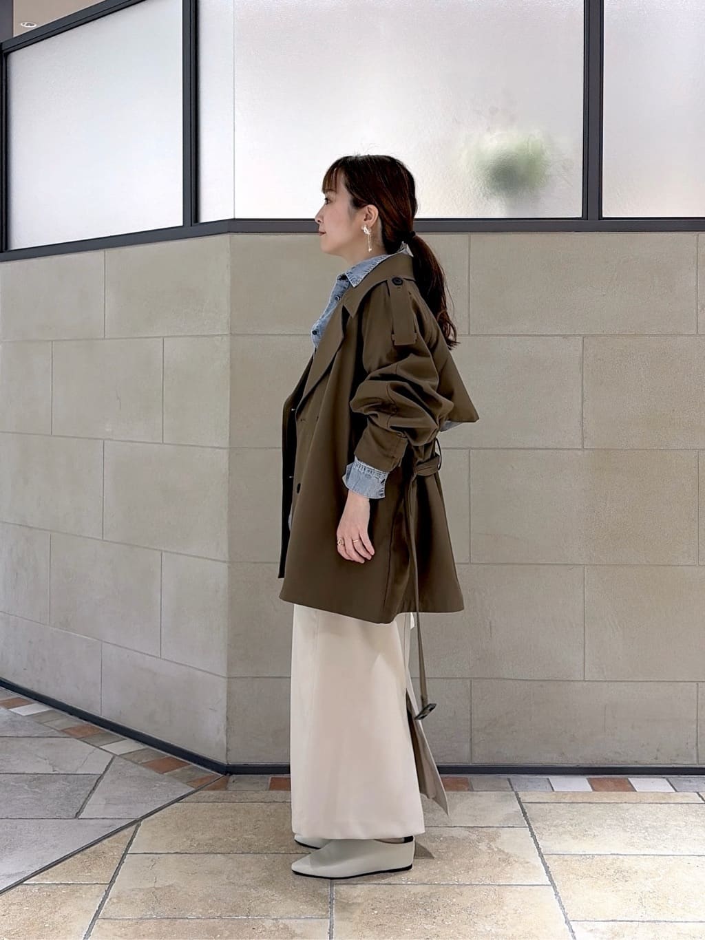 よねさんの「INDIVI｜【撥水】ボンディングショートトレンチ」を使ったコーディネート