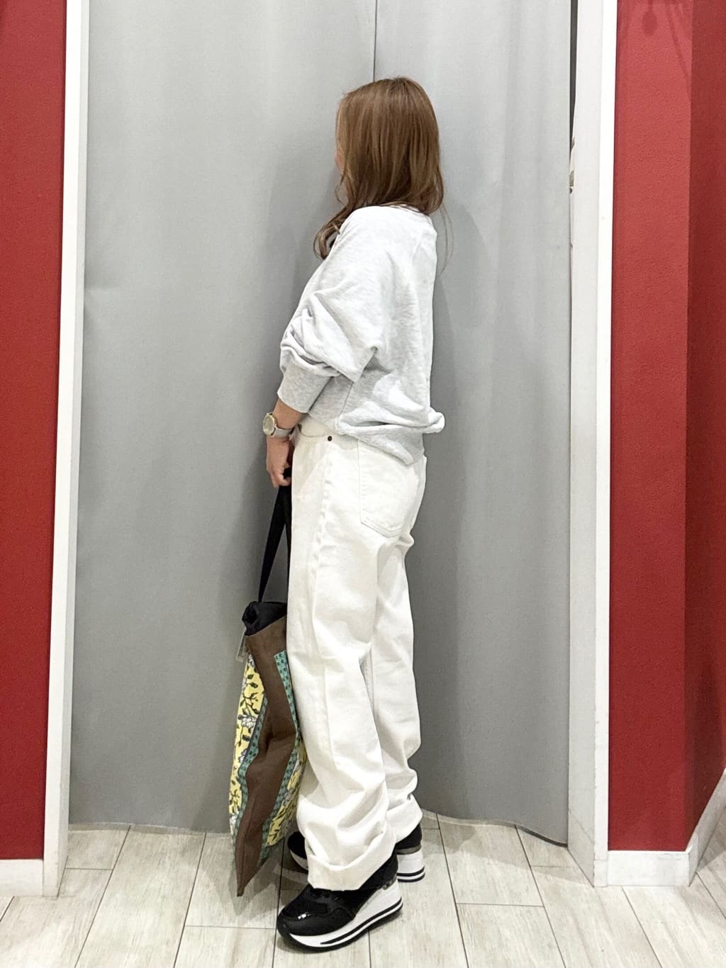 shioさんの「SHOO･LA･RUE｜MIX調 シンプルラグランスウェット」を使ったコーディネート