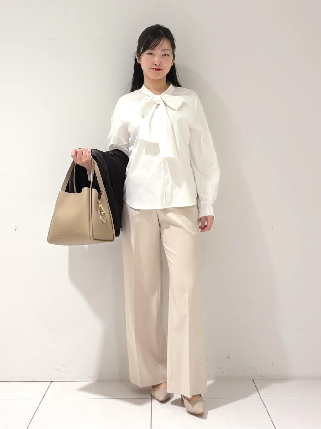 momokoさんの「INDIVI｜【軽やか／ゆったり】ウール混ショートトレンチコート」を使ったコーディネート