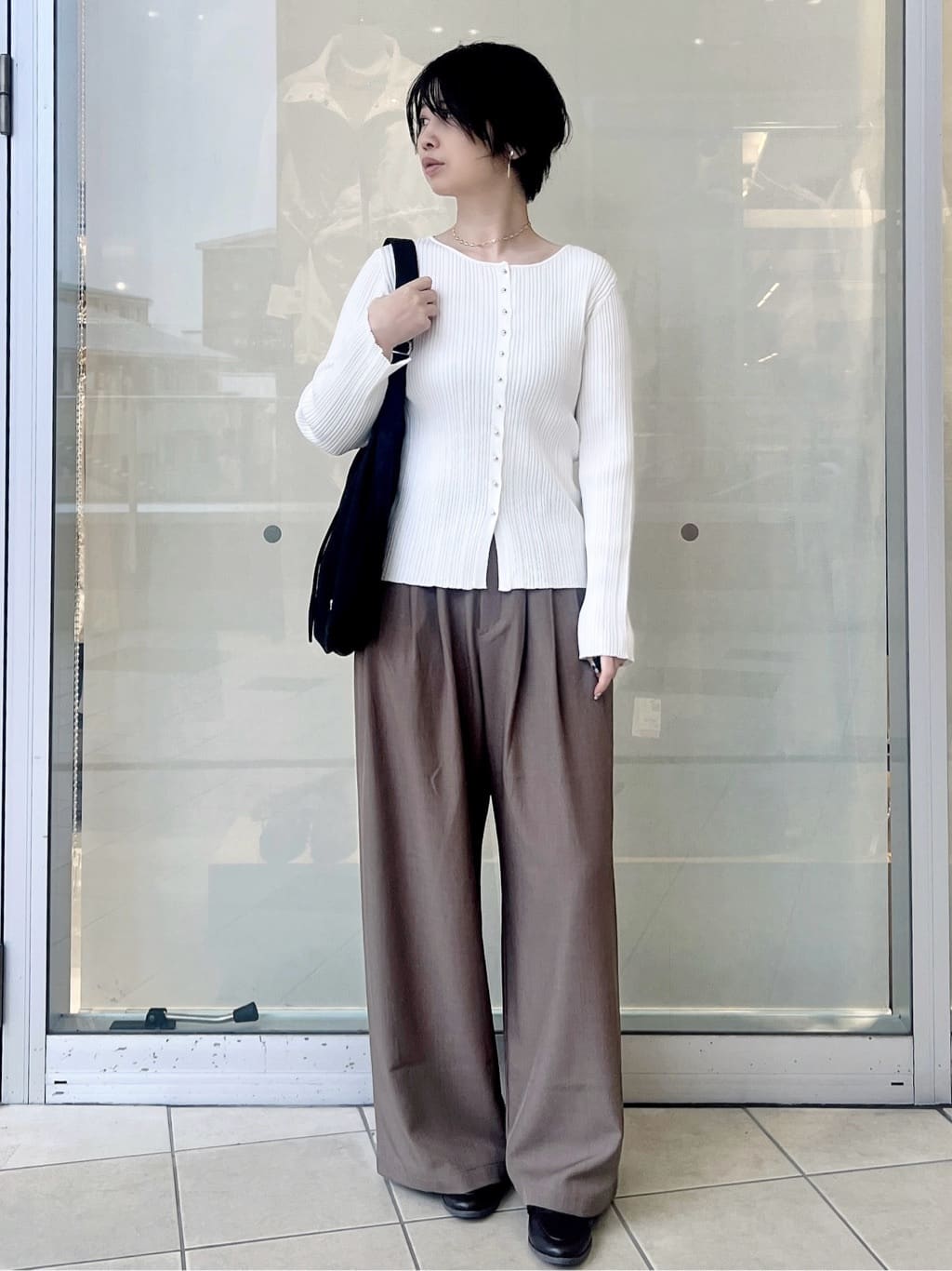 yo-koさんの「OPAQUE.CLIP｜シルバー多ボタン ランダムリブニットカーディガン【洗濯機OK】」を使ったコーディネート