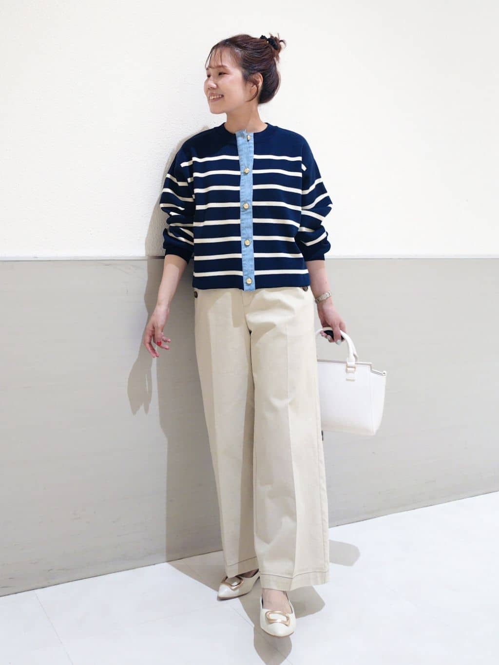 maruさんの「THE SHOP TK｜【羽織るだけでこなれ感を演出】デニム切替カーディガン」を使ったコーディネート