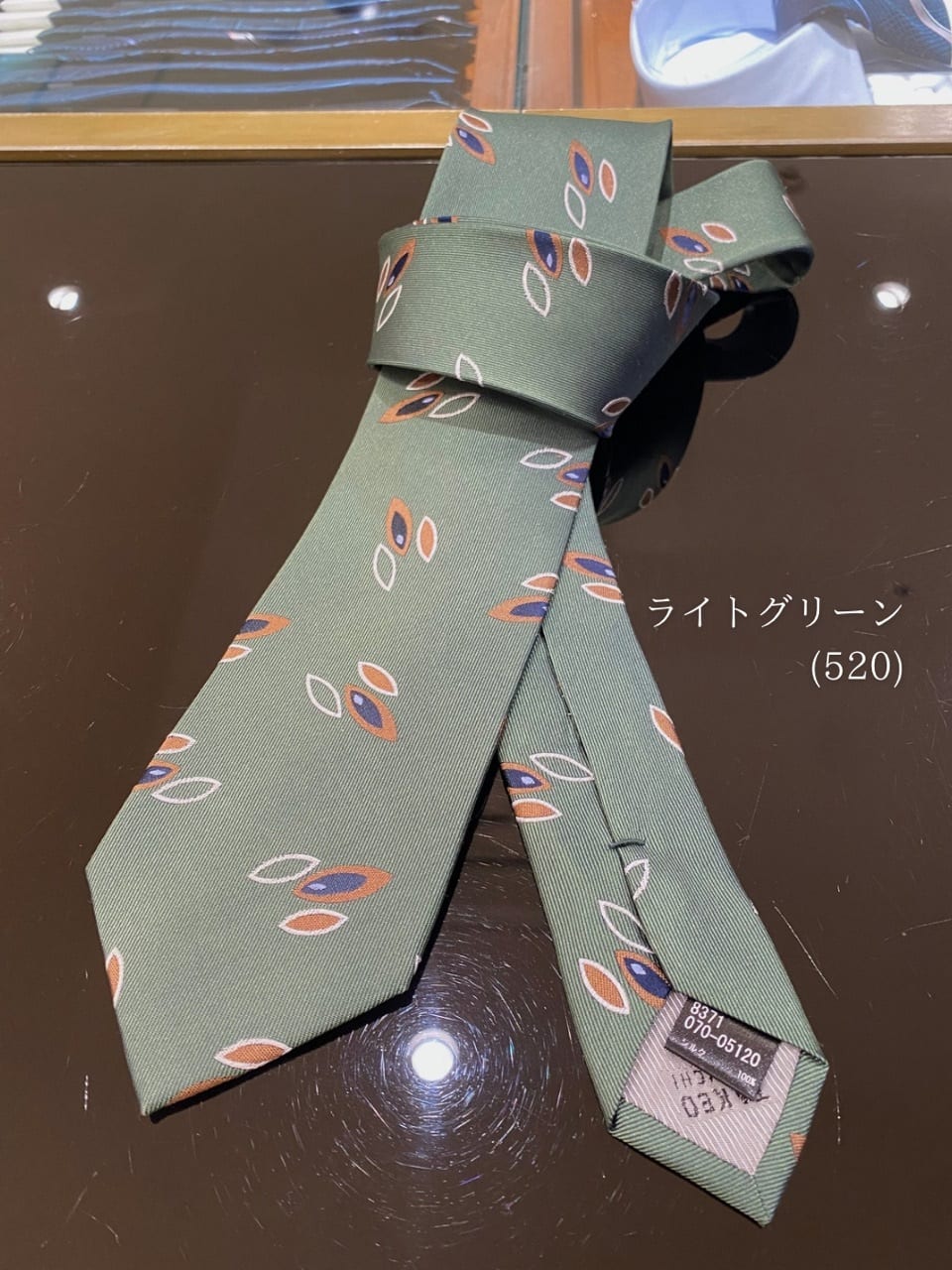 小南大和さんの「TAKEO KIKUCHI｜リーフ柄ヴィンテージ風ネクタイ」を使ったコーディネート