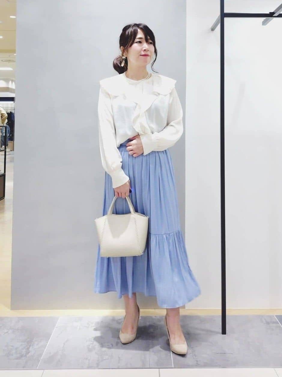 TOMOMIさんの「INDIVI｜【洗える／丈調整可能】ギャザーフレアスカート」を使ったコーディネート