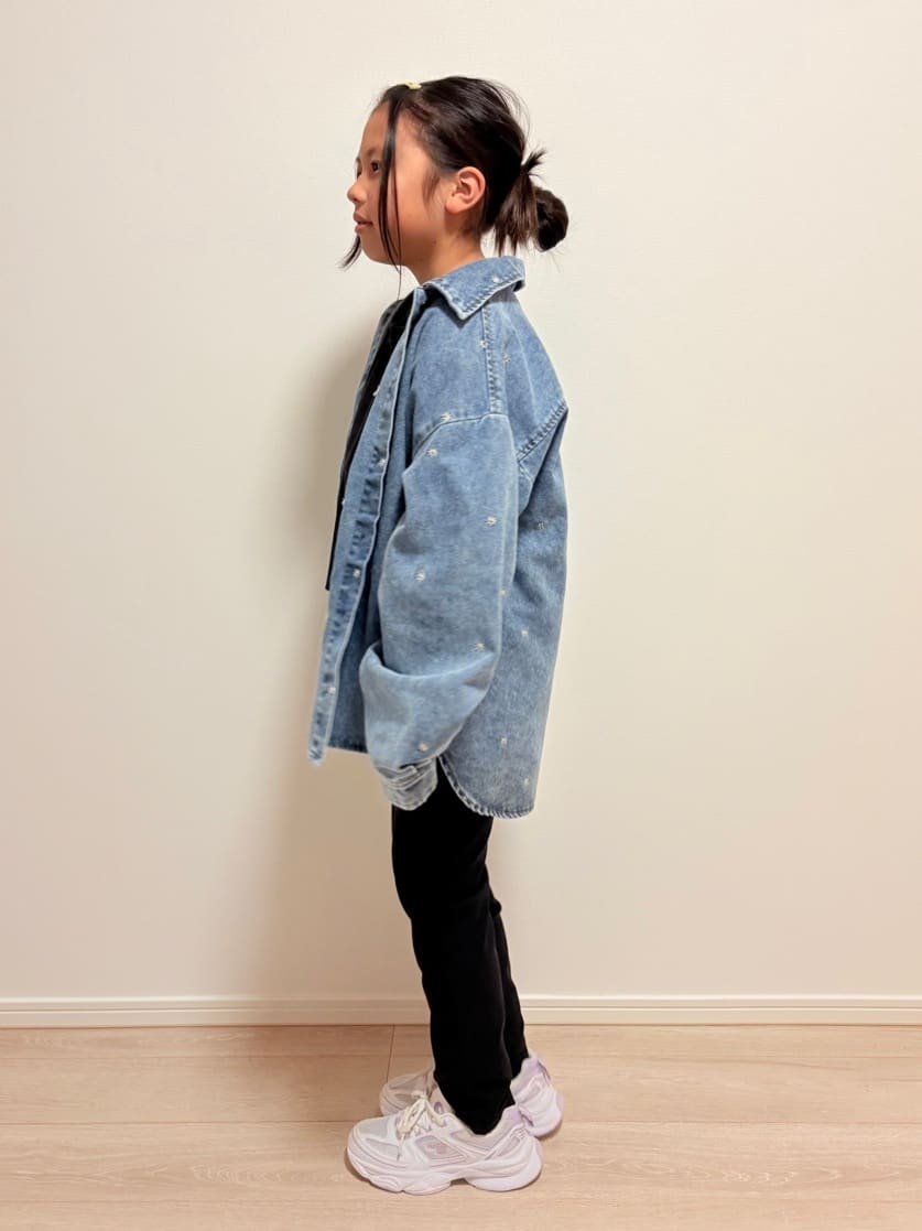 YUMIさんの「SHOO･LA･RUE｜【130-150cm】チャーム付きTシャツ」を使ったコーディネート