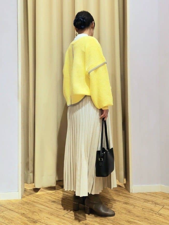 くまさんの「SHOO･LA･RUE｜【前後2WAY/S-LL】体型カバーもこなれ見えも叶う　ふんわりお袖の配色パイピングニット」を使ったコーディネート