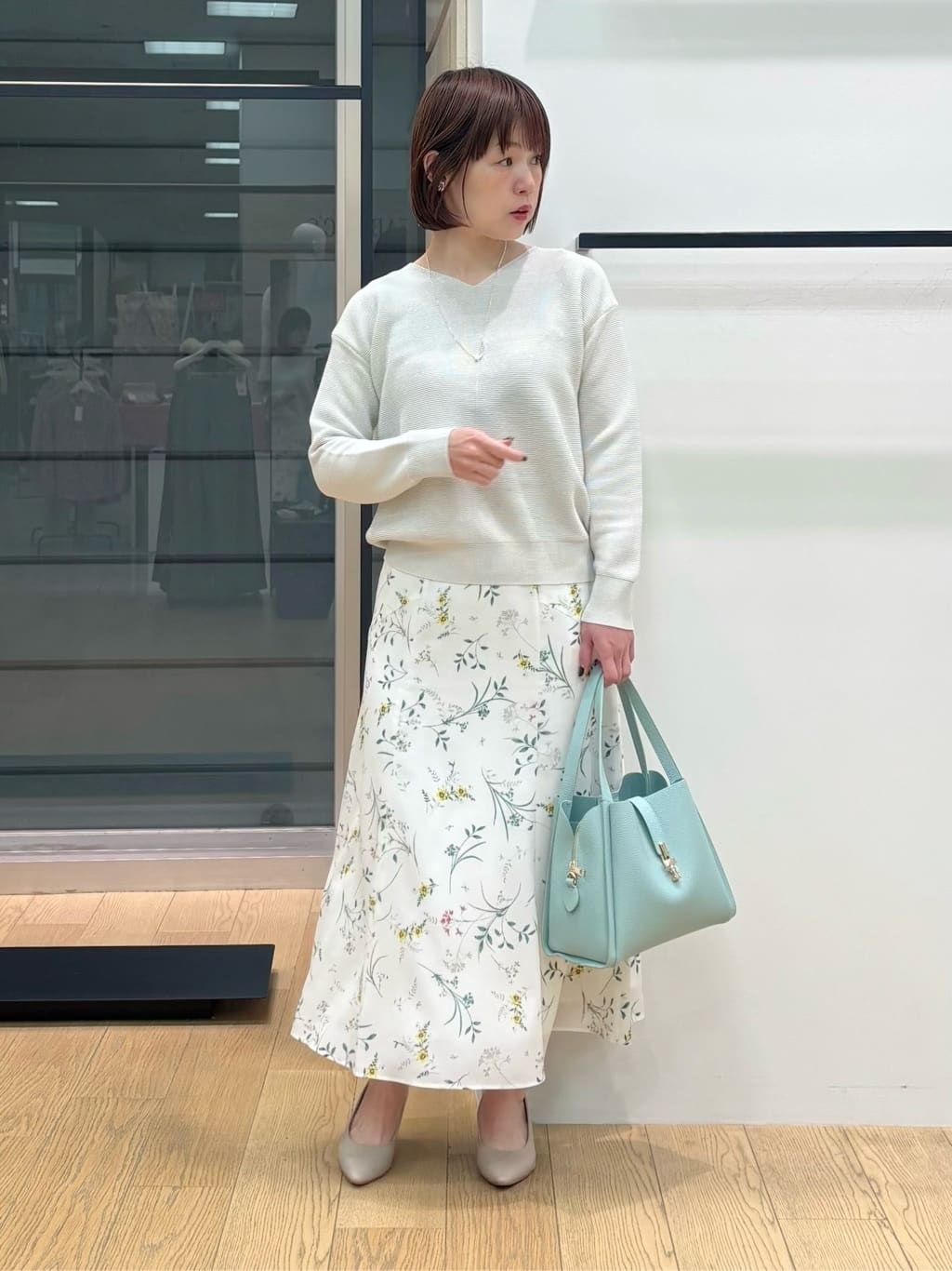 asamiさんの「INDIVI｜【洗える／軽量】きらめきVネックニット」を使ったコーディネート
