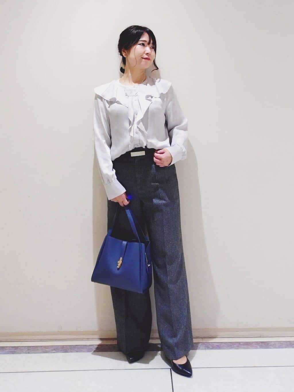 TOMOMIさんの「INDIVI｜【合皮／ミドルサイズ】春カラーフォルムバッグ」を使ったコーディネート
