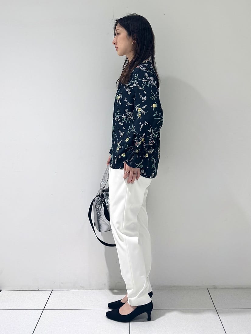 そんさんの「INDIVI｜【SETUP可能】モダンフラワー柄キャンディスリーブブラウス」を使ったコーディネート
