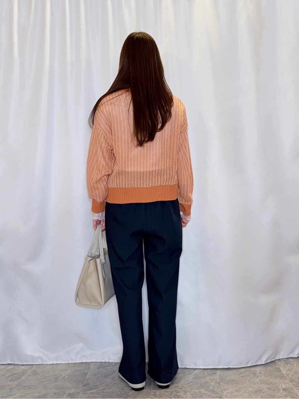 おうめさんの「SHOO･LA･RUE｜【洗濯機可/S-LL】キーネックでお顔周りすっきり ざっくり編みカーディガン」を使ったコーディネート