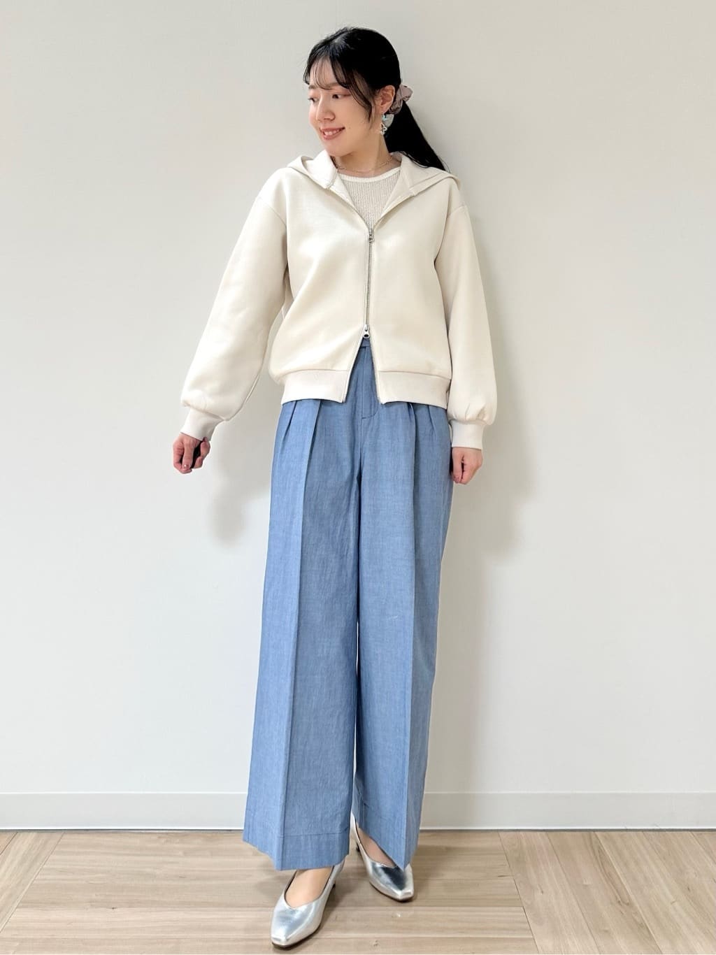 Momoさんの「Reflect｜【インナーにおすすめ◎】クルーネックレースジャージトップス」を使ったコーディネート