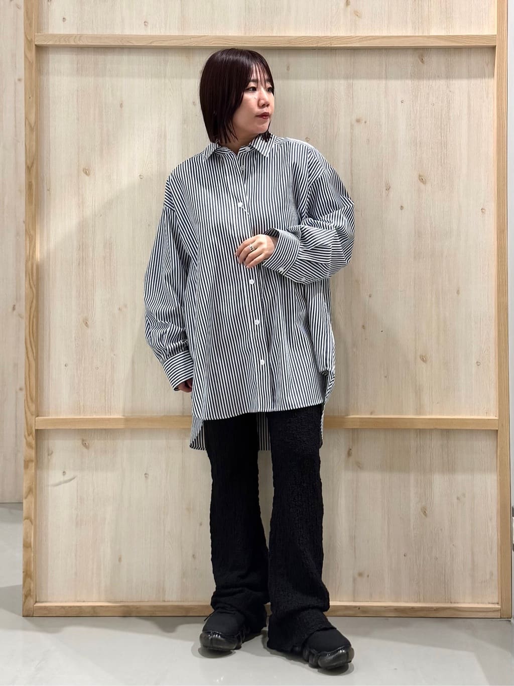 nanaさんの「THE SHOP TK｜ゆったりシルエットで体型カバー ロングシャツ」を使ったコーディネート