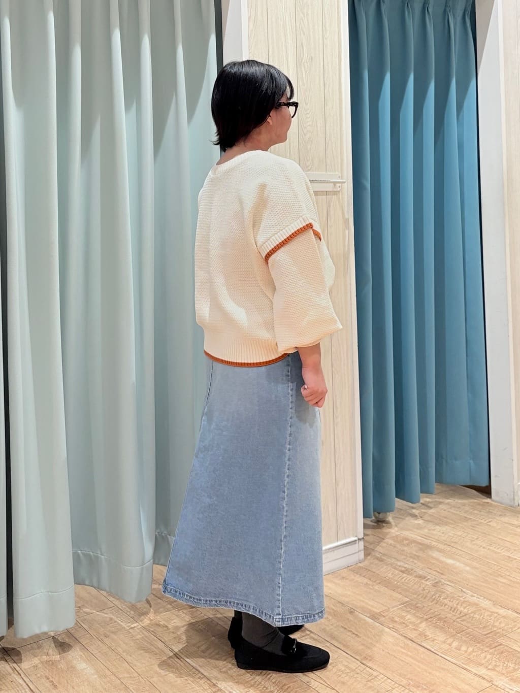 砂糖さんの「SHOO･LA･RUE｜【前後2WAY/S-LL】体型カバーもこなれ見えも叶う　ふんわりお袖の配色パイピングニット」を使ったコーディネート
