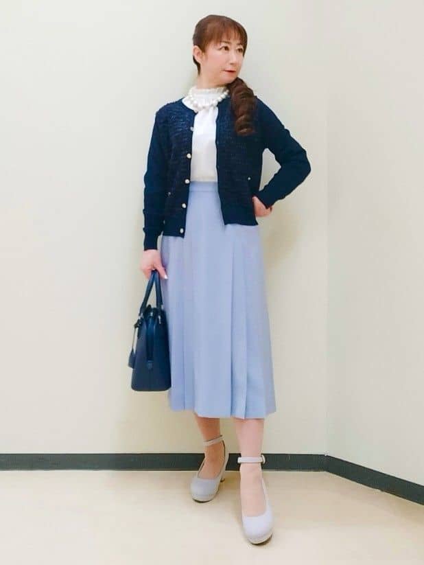 花さんの「Reflect｜【接触冷感】フリルネックサテンジャカードブラウス」を使ったコーディネート