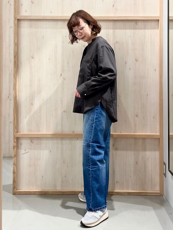 nakoさんの「THE SHOP TK｜【刻みネックですっきり見え】Wポケット金ボタンシャツ」を使ったコーディネート