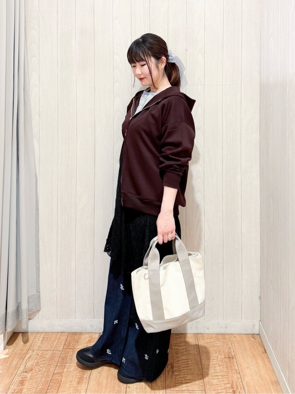愛さんの「SHOO･LA･RUE｜【セットアップ可/S-LL/なめらかタッチ】大人カジュアルスタイルに ZIPパーカ」を使ったコーディネート