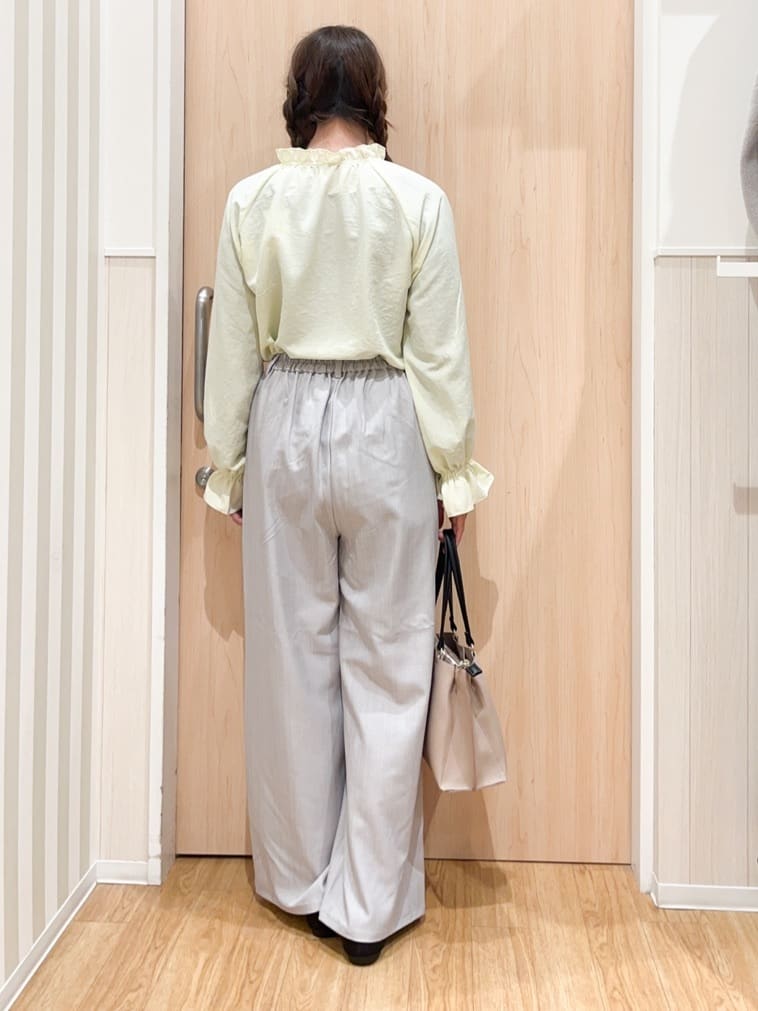 natsumiさんの「SHOO･LA･RUE｜【洗濯後しわになりにくい/S-LL/UV】1枚で華やか　フリル使いがポイント　柔らかブラウス」を使ったコーディネート