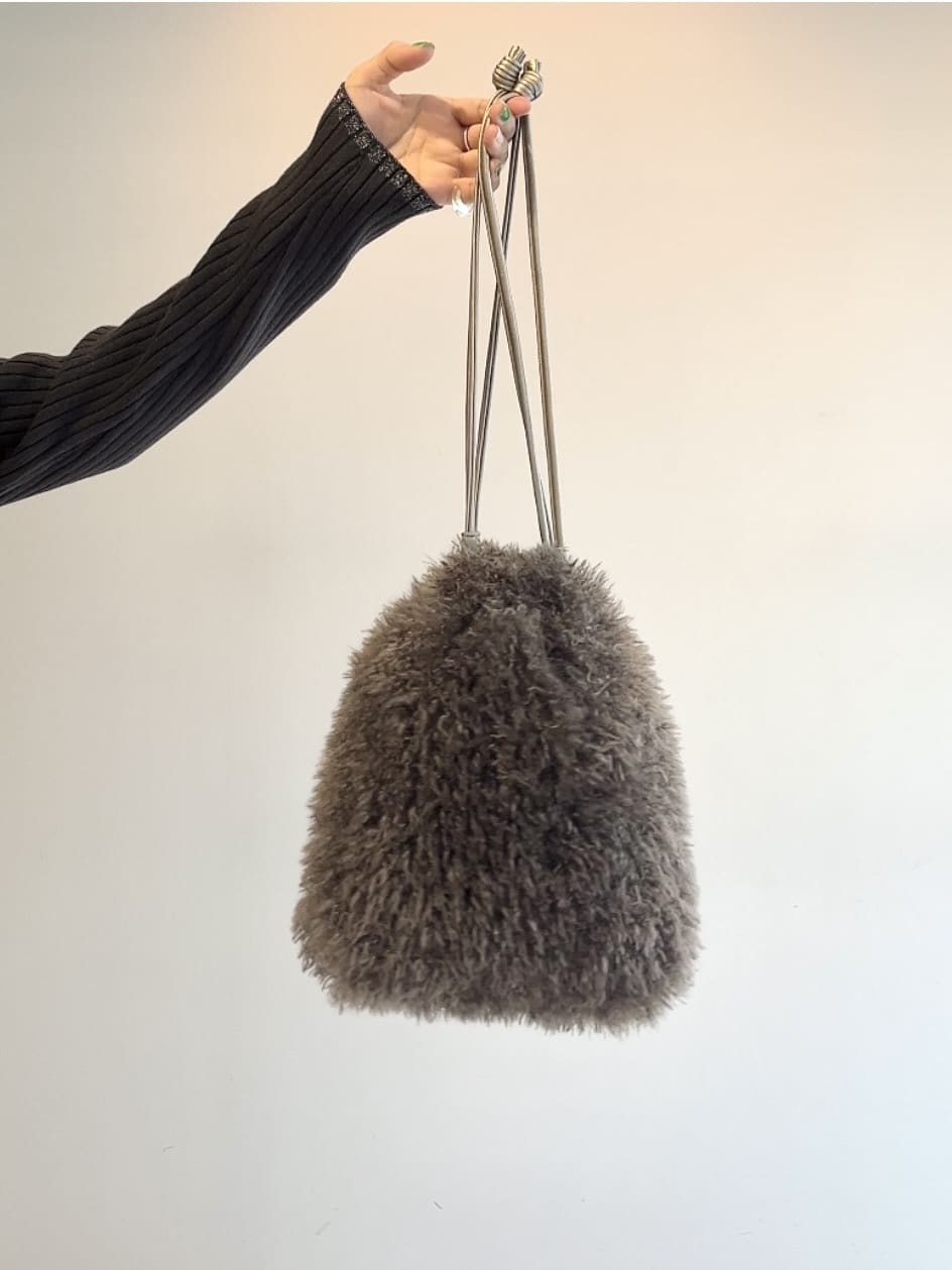 cotaniさんの「grove｜【2点SET/体型カバー】一枚で決まる、ペプラムベスト&times;ニットワンピース」を使ったコーディネート