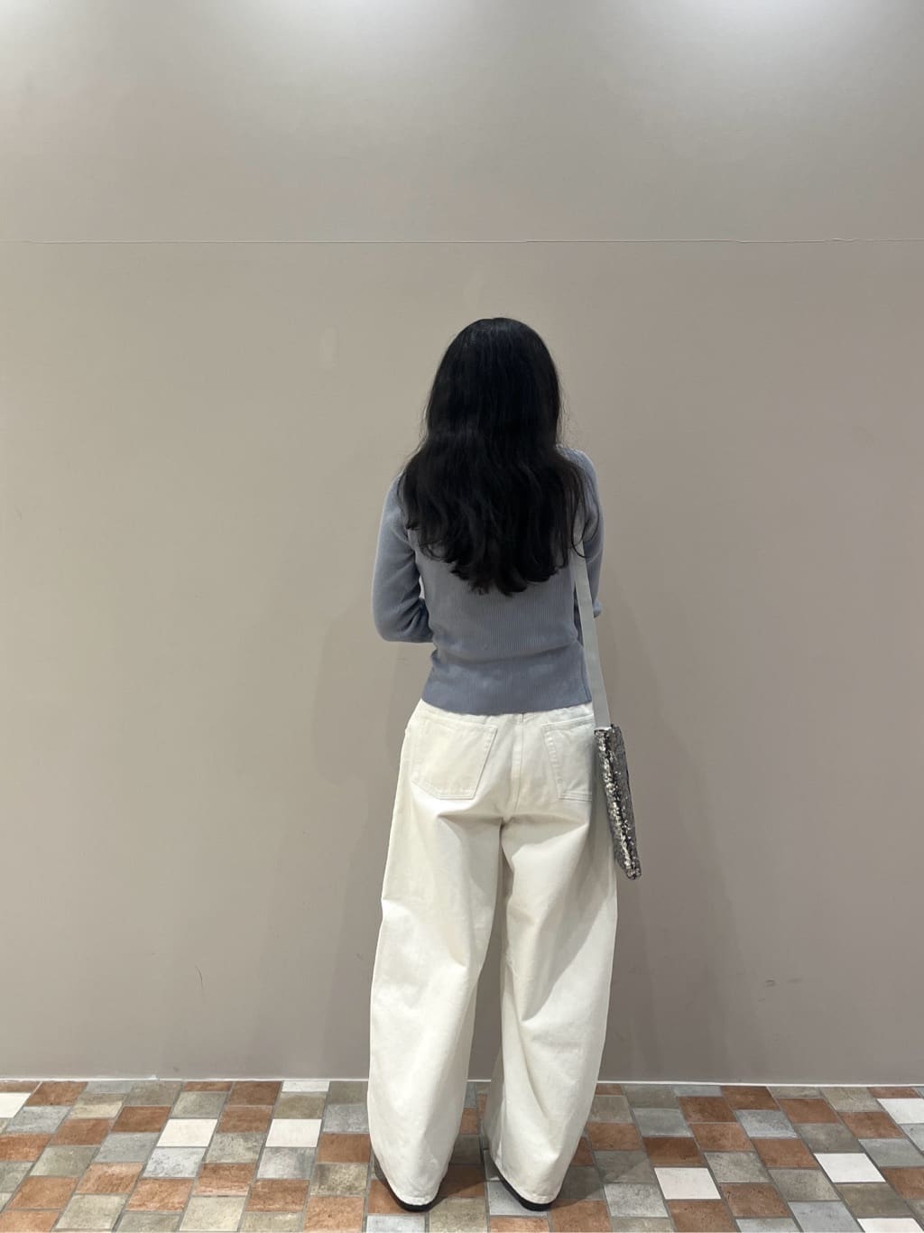 Uminoさんの「INDIVI｜オフショルスリットリブニット」を使ったコーディネート