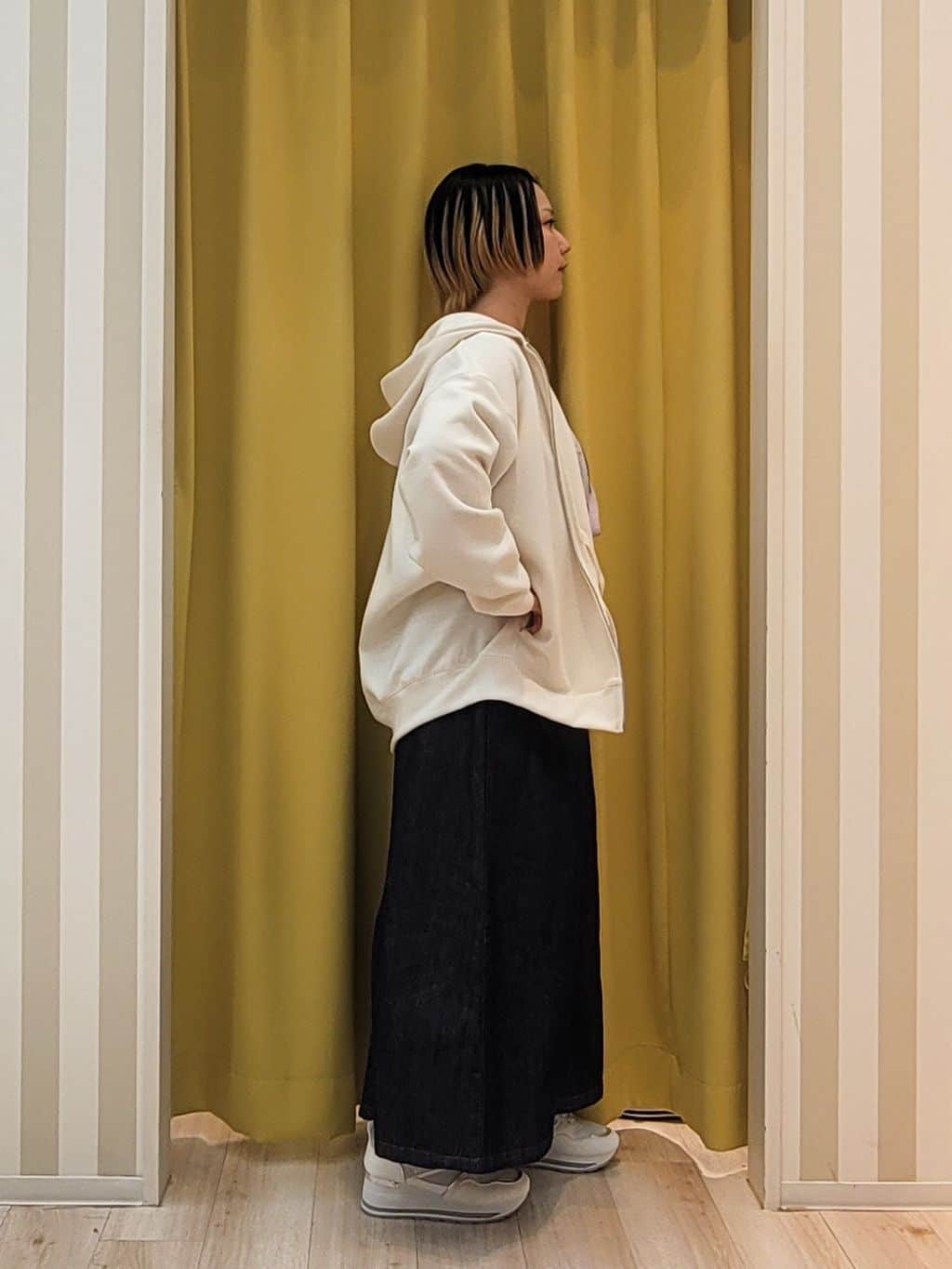 ねぎさんの「SHOO･LA･RUE｜【洗濯機可/S-LL】1枚で華やかに ラメ入りニュアンス柄ニット」を使ったコーディネート