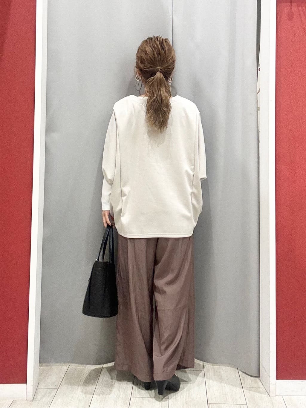 shioさんの「SHOO･LA･RUE｜【体型カバー/2点セット】ポンチョ風 スエードライクトップス+ロンT」を使ったコーディネート