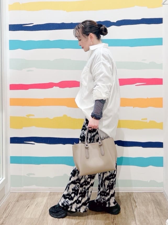 Peeさんの「SHOO･LA･RUE｜【S-LL/柄が選べる】ウエストゴムでらくちん 大人プリーツイージーパンツ」を使ったコーディネート