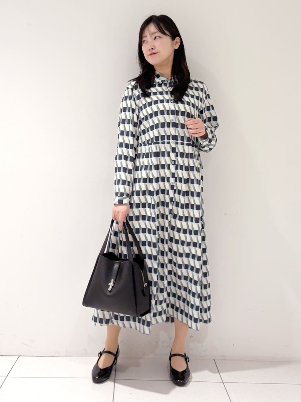 momokoさんの「INDIVI｜【洗える／2WAY】ベルト付き ジオメトリック柄 シャツワンピース」を使ったコーディネート