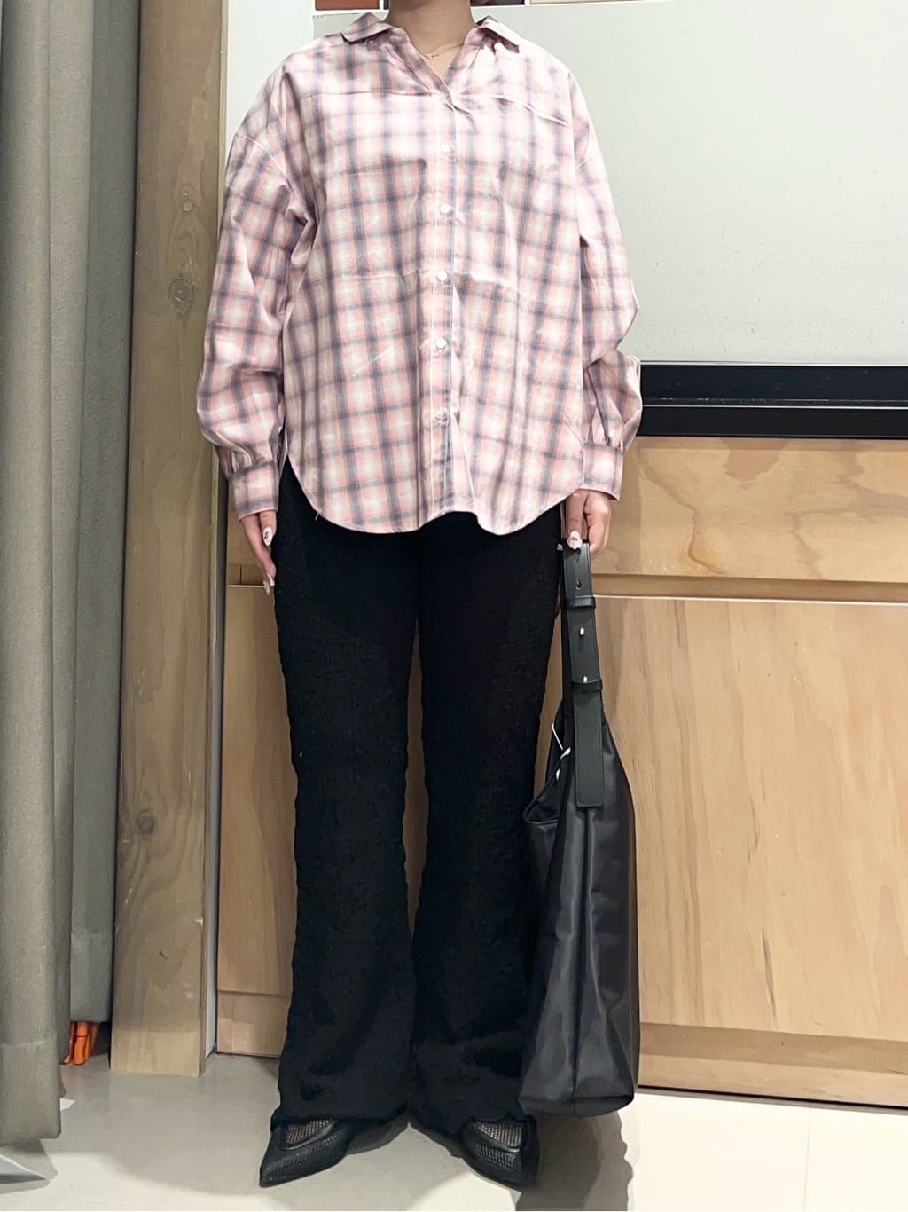 かのさんの「THE SHOP TK｜【後ろ姿もサマになる】バックシャーリングシャツ」を使ったコーディネート