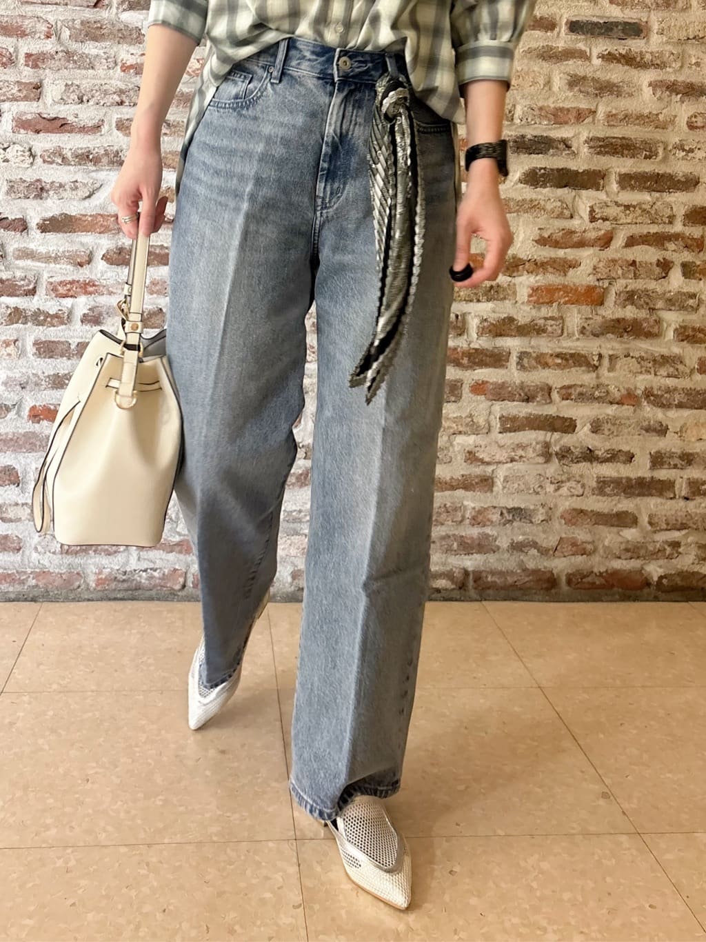 しばさんの「THE SHOP TK｜【後ろ姿もサマになる】バックシャーリングシャツ」を使ったコーディネート