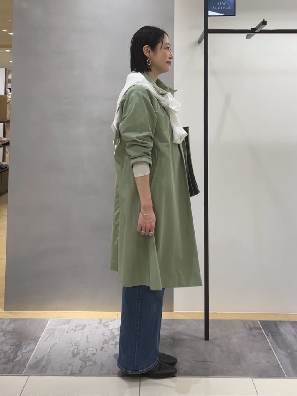 shihoさんの「INDIVI｜【撥水／軽量】ミニマル スタンドカラーコート」を使ったコーディネート