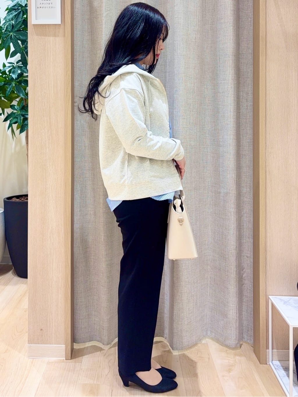 minamiさんの「grove｜軽やかに羽織れてシーズンレスに活躍！　大人のジップパーカー」を使ったコーディネート