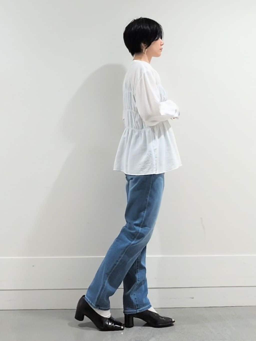ミズタさんの「UNTITLED｜【着映え/洗える】リラックスシャーリングブラウス」を使ったコーディネート