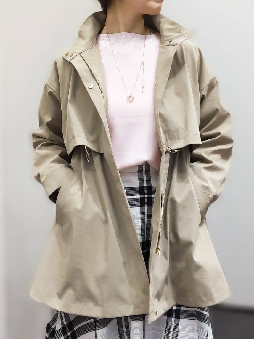 やまちゃんさんの「grove｜【撥水／シルエット2WAY】羽織るだけでサマになる、スタンドネックテントラインコート」を使ったコーディネート
