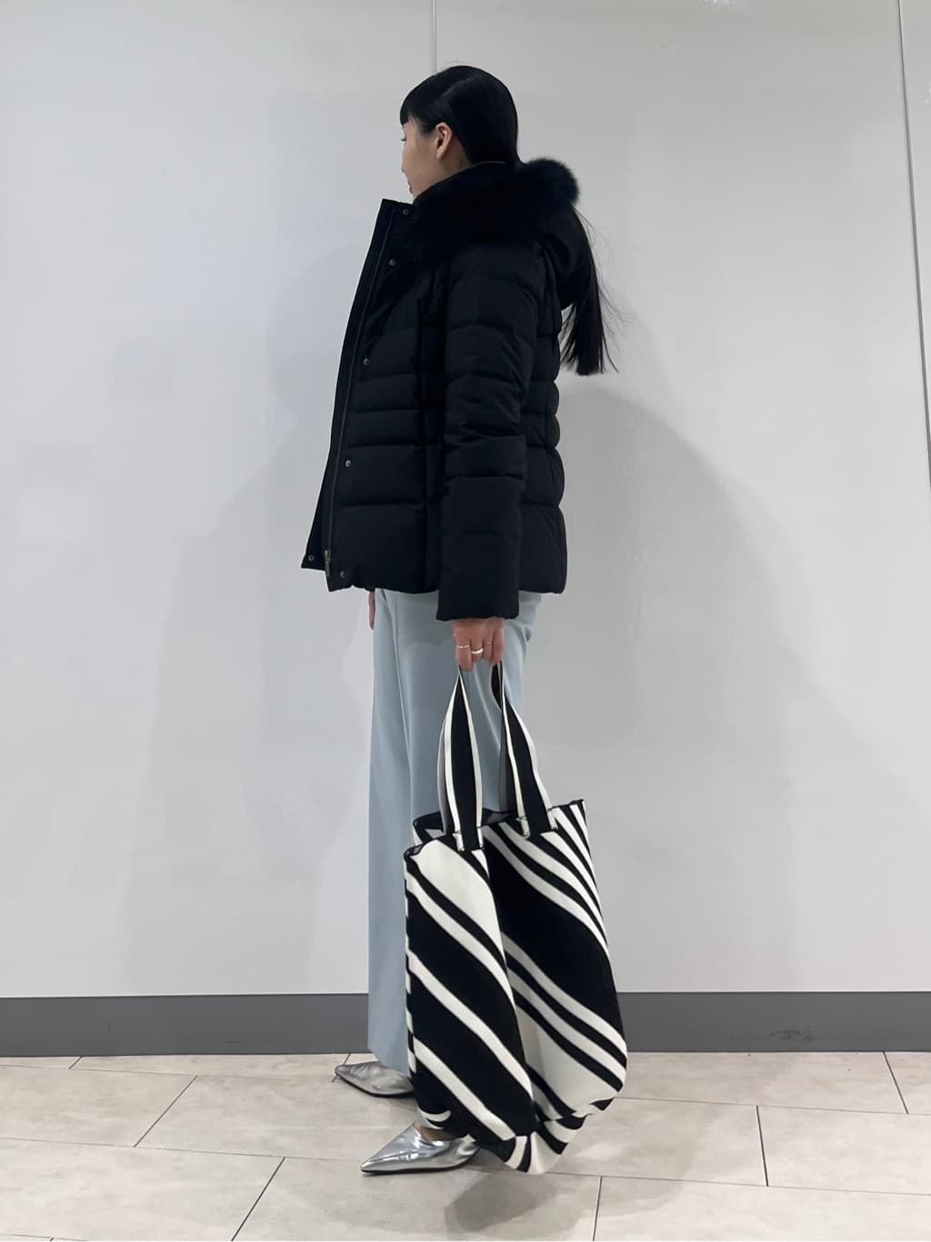 hasuさんの「INDIVI｜【名品／撥水／抗菌防臭】ショート丈リサイクルダウンコート」を使ったコーディネート