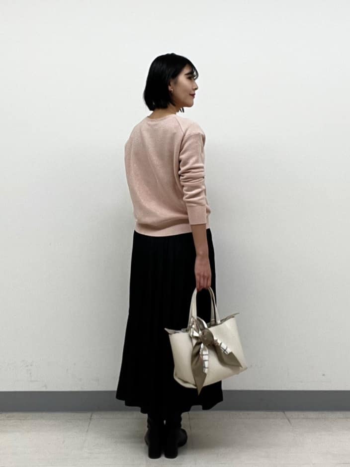 hinanoさんの「INDIVI｜【洗える／軽量】きらめきVネックニット」を使ったコーディネート