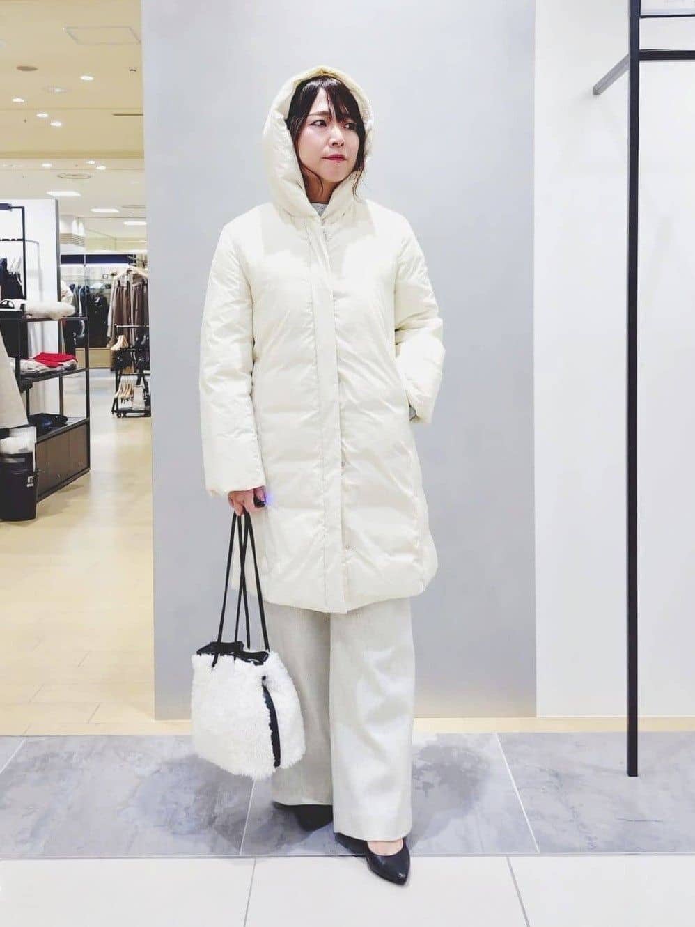 TOMOMIさんの「INDIVI｜【撥水／洗える】ステッチレス ロングダウンコート」を使ったコーディネート