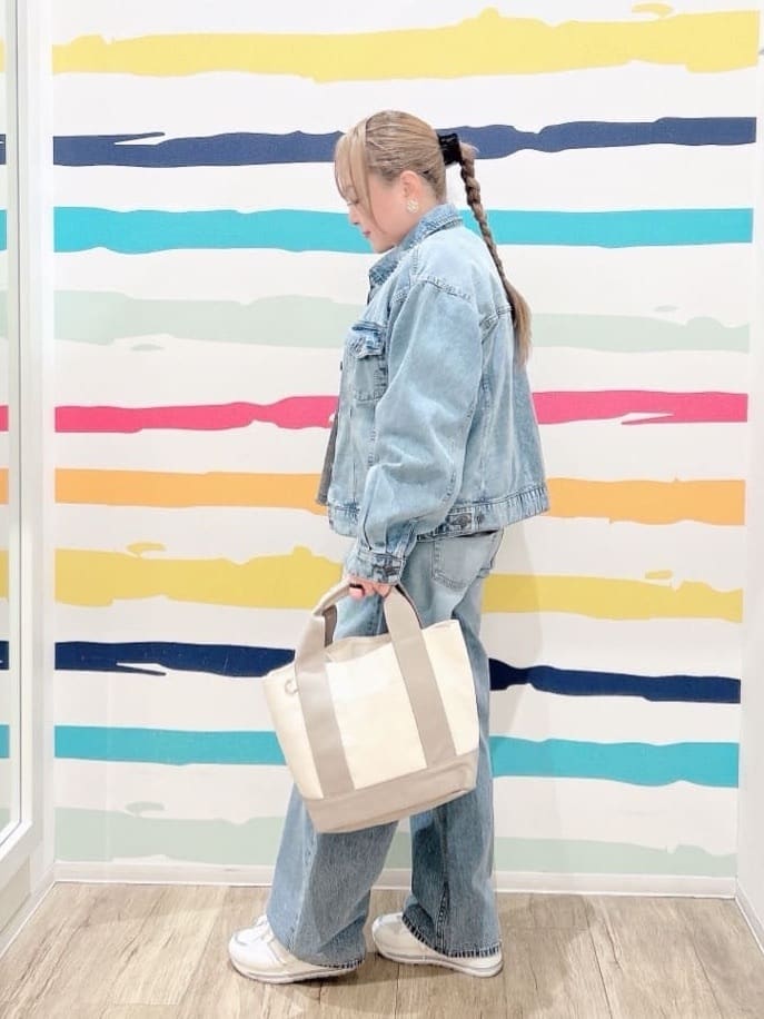 Peeさんの「SHOO･LA･RUE｜【洗濯機可/S-LL】コーデの主役になる ロゴアソート 裏毛スウェット」を使ったコーディネート