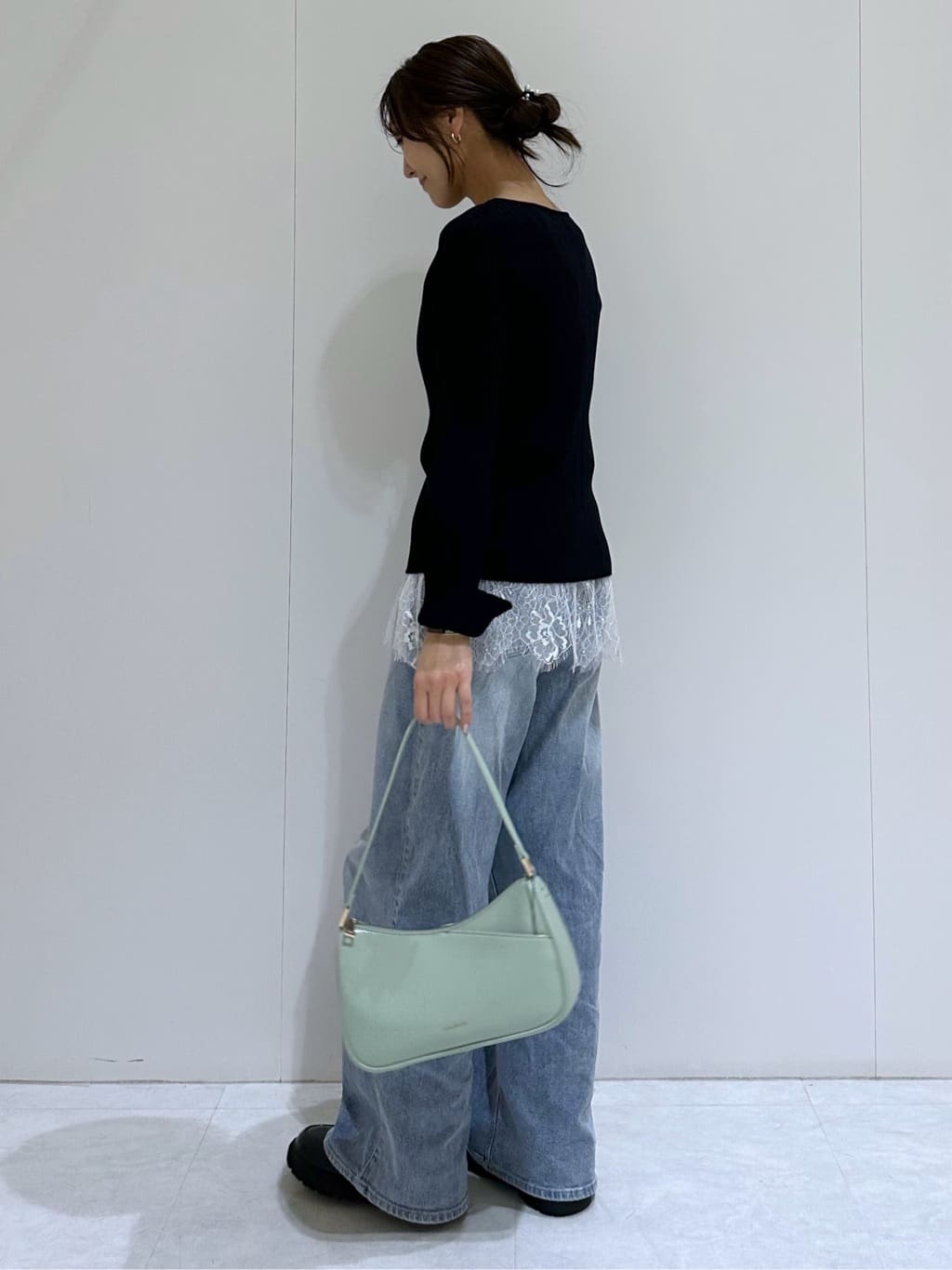 makiさんの「OPAQUE.CLIP｜シルバー多ボタン ランダムリブニットカーディガン【洗濯機OK】」を使ったコーディネート